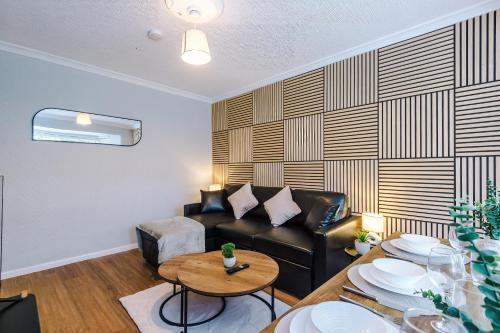 Χώρος καθιστικού στο 2 BR House By Eason Stays Short Lets & Serviced Accommodation Wythenshawe With Free Parking