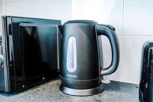 Παροχές για τσάι/καφέ στο 2 BR House By Eason Stays Short Lets & Serviced Accommodation Wythenshawe With Free Parking