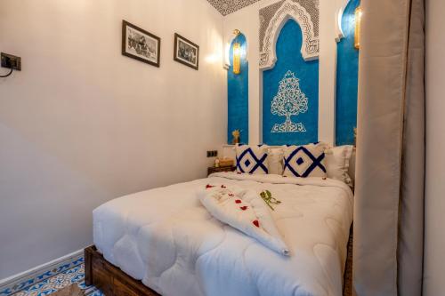 Letto o letti in una camera di Riad La Perle Bleue Marrakech
