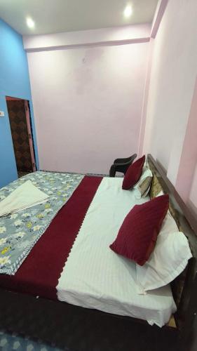 Krishna guest House luxury stay in Ayodhya - 600 meter away from ram mandirにあるベッド