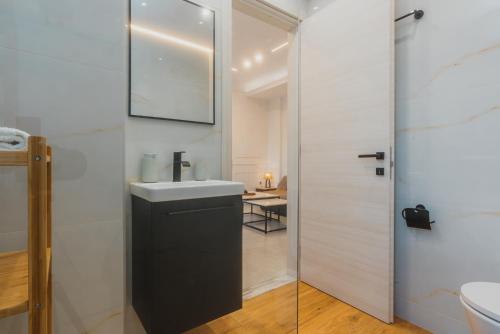 Calmio Athens 4