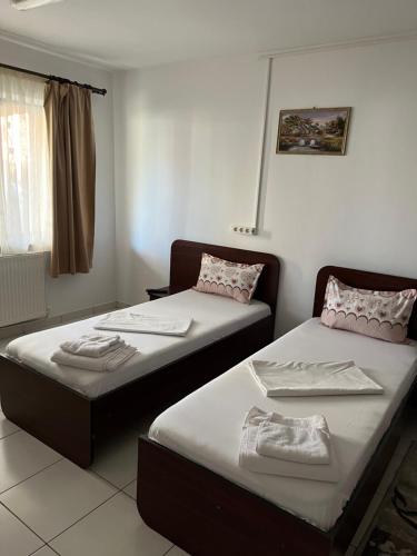 เตียงในห้องที่ Octav Suite