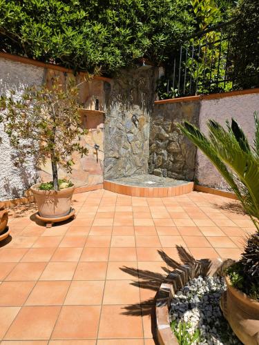 a patio with a fountain and some plants at Casa di Stefano in Praia a Mare in Praia a Mare
