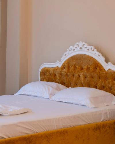 Postel nebo postele na pokoji v ubytování Leo Hotel