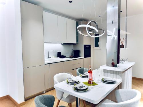 Elegant Acropolis Hideaway , Chic Koukaki Living,4 Persons, near all touristic zones