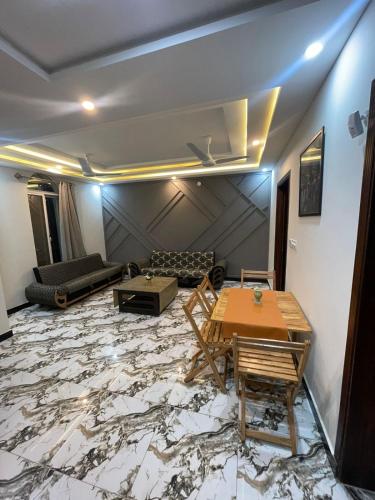 Comfort corner في روالبندي: غرفة معيشة بها طاولة وأريكة