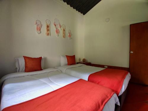 two beds sitting next to each other in a room at Casa Campestre Rancho Texas con jacuzzi y quebrada in La Mesa