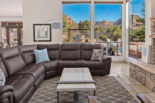 Una sala de estar con un sofá de cuero marrón y una mesa. en High end Haven for Family - Views Luxury Pool, en Sedona