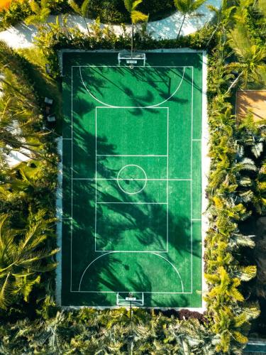 an overhead view of a tennis court at Zendaya Resort Beach Sport & Spa in Búzios