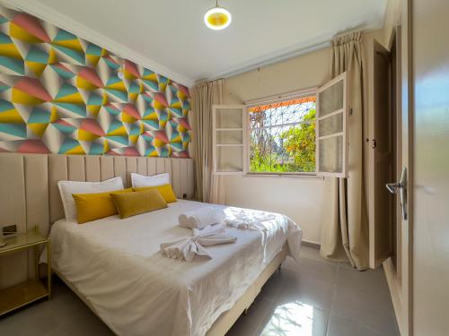 Un dormitorio con una cama grande con un cuadro en la pared. en Appartement lumineux avec Jardin à la palmeraie, en Marrakech