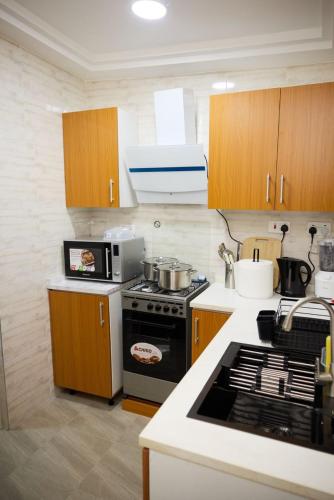 una cucina con fornelli e microonde di DSK Residence a Accra