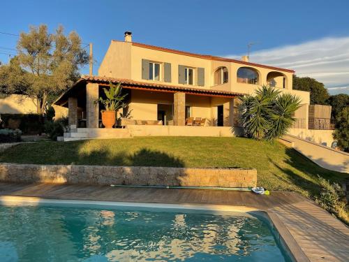 Πισίνα στο ή κοντά στο Villa familiale, vue mer et campagne