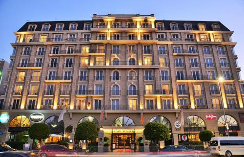 Royale 203 Green Point - Communal Pool, Location, View, Cape ...