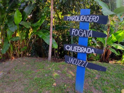a blue pole with street signs on it at Casa Campestre Rancho Texas con jacuzzi y quebrada in La Mesa