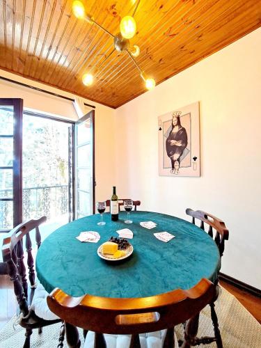 a dining room with a table and chairs at Charme nas montanhas com lareira in Campos do Jordão