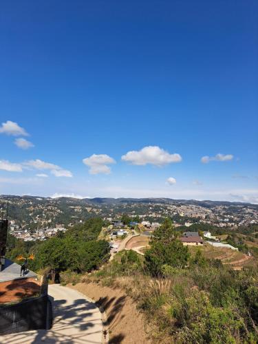 a view of the city from the top of a hill at Charme nas montanhas com lareira in Campos do Jordão