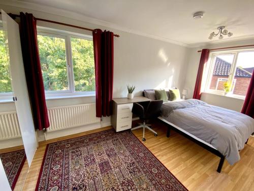 Ένα ή περισσότερα κρεβάτια σε δωμάτιο στο 5 Bedroom Home in Central MK
