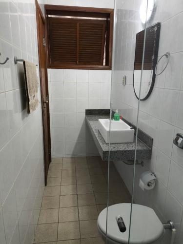 Bilik mandi di Sefiroh Hostel
