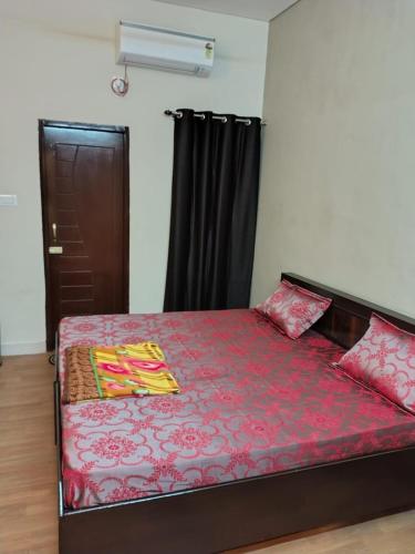 Postel nebo postele na pokoji v ubytování Krishna Hotel