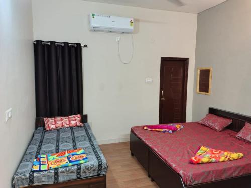 Postel nebo postele na pokoji v ubytování Krishna Hotel