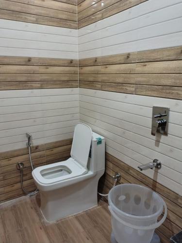 Koupelna v ubytování Krishna Hotel