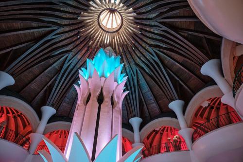 a ceiling of a church with a large organ at Marusius Apartmanház in Makó