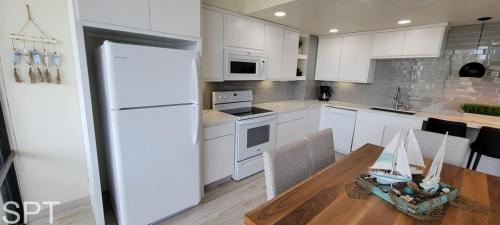 Η κουζίνα ή μικρή κουζίνα στο 2-Level Beachfront Luxury - Sunchase IV - 326