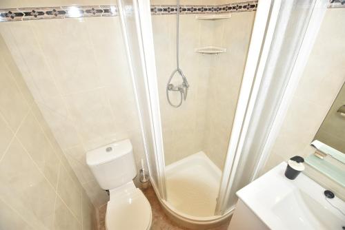 Un baño con ducha, inodoro y lavabo. en Ventura Park 1 6, en Salou
