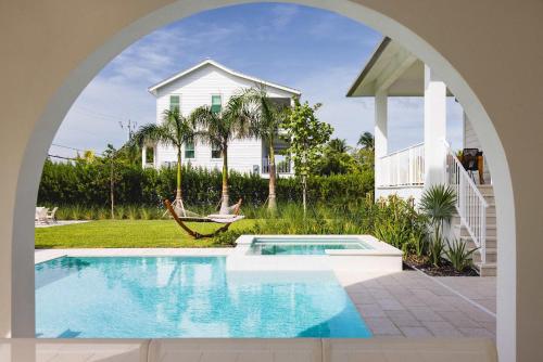 Bazén v ubytování Brand New The Greenmoor House with Pool nebo v jeho okolí