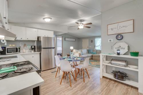 Dapur atau dapur kecil di Lake Sinclair Escape Screened Porch, Modern Style