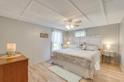 Katil atau katil-katil dalam bilik di Lake Sinclair Escape Screened Porch, Modern Style