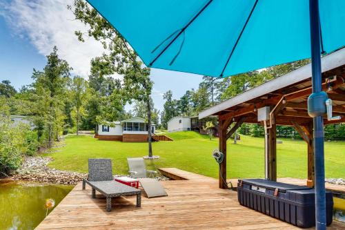 Taman di luar Lake Sinclair Escape Screened Porch, Modern Style