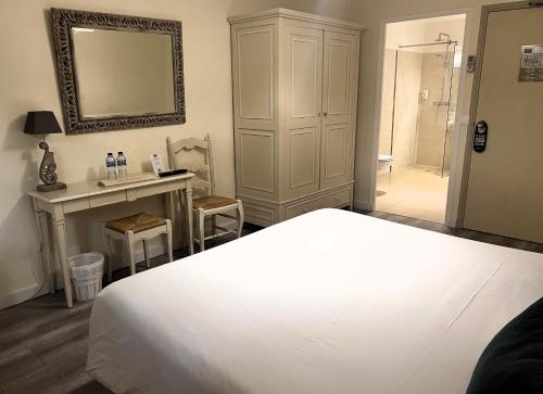Ένα ή περισσότερα κρεβάτια σε δωμάτιο στο Hôtel Beau Site - Cap d'Antibes