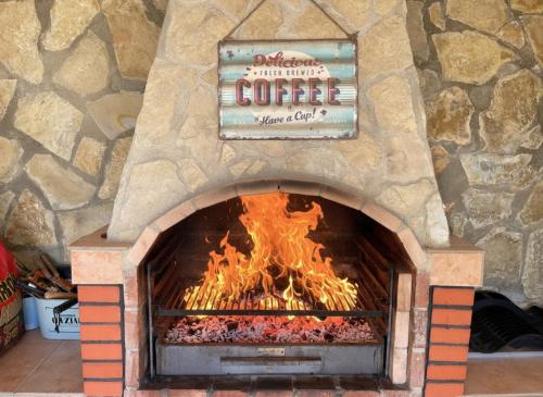 ein Steinpizzaofen mit einem Schild darauf in der Unterkunft Villa de L o L a, Pura Calma & Jakuzzi, a 50 minutos de Málaga y 45 de Córdoba in Lucena