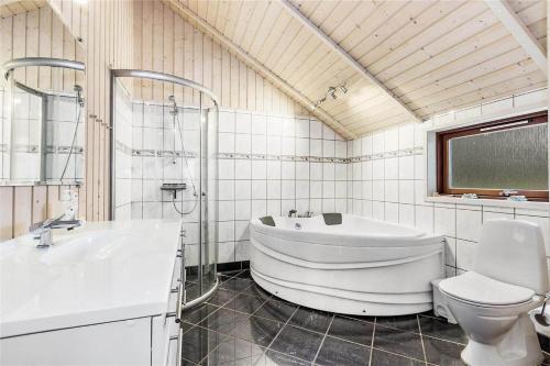 Un baño con bañera, inodoro y lavabo. en LN776-Hjorring-Bakkestjernevej-6, en Hjørring