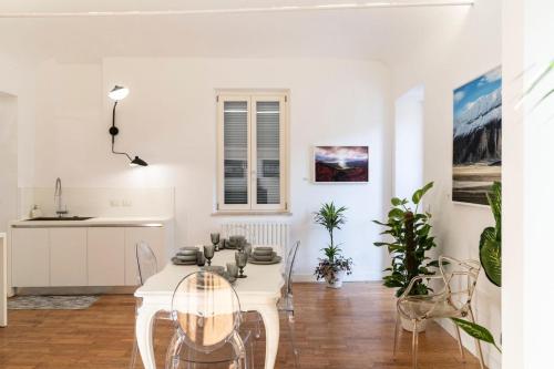 Nhà bếp/bếp nhỏ tại ROOMS DA VINCÈ Arte & Emozioni