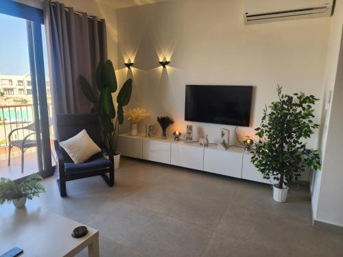 Duplex 1BR King Bed and1 Sofa Bed By the Pool