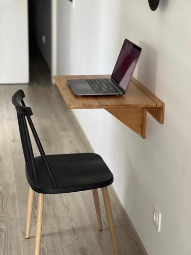 a laptop computer sitting on top of a wooden desk at Résidence Morphée - chaleureux avec jacuzzi in Montjoly