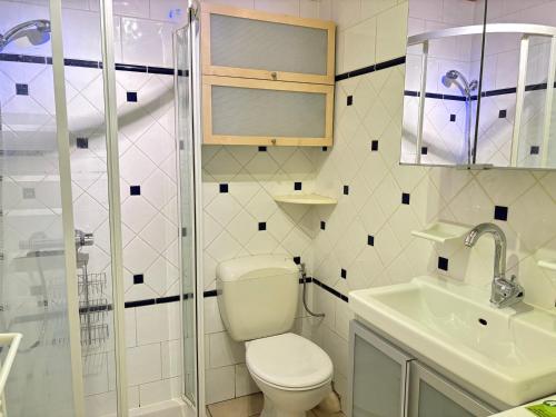 Appartement Central avec Jardin Privatif aux Gets, Proche Commerces et Pistes