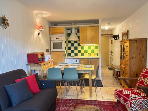 Appartement Central avec Jardin Privatif aux Gets, Proche Commerces et Pistes