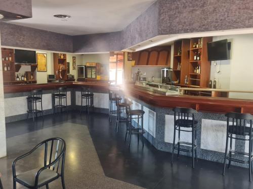 Ο χώρος του lounge ή του μπαρ στο Hostal - Restaurante Los Arcos