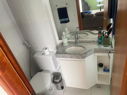 ein kleines Badezimmer mit Toilette und Waschbecken in der Unterkunft Flat Boa Viagem in Recife