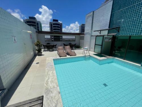 ein Swimmingpool an der Seite eines Gebäudes in der Unterkunft Flat Boa Viagem in Recife