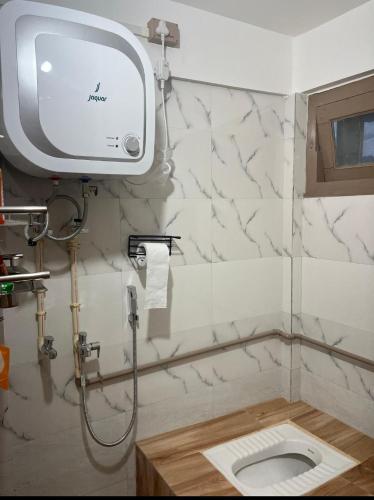 a bathroom with a toilet with a tv on the wall at Holiday cabin in Sibey in Hāpoli