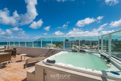 un jacuzzi en el balcón de un edificio en SIP - Belos Estúdios em Salvador, en Salvador
