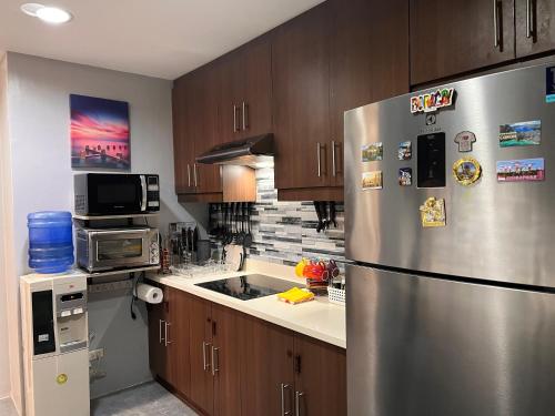 Η κουζίνα ή μικρή κουζίνα στο 2 Bedroom Condo at The Padgett Place