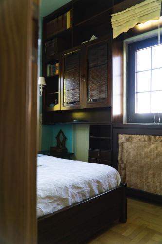 a bedroom with a bed and cabinets and a window at Villa Tethys Mountain Resort in Zákas