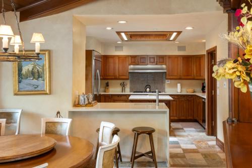 Η κουζίνα ή μικρή κουζίνα στο Christiania Condominiums- CoralTree Residence Collection