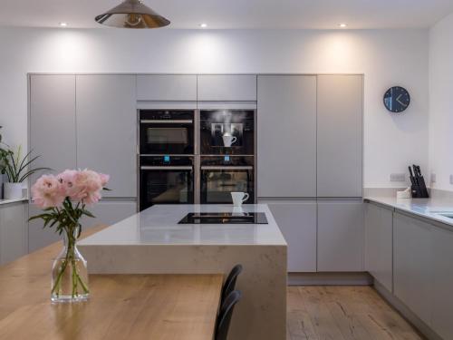 Η κουζίνα ή μικρή κουζίνα στο 5 Bed in Bude 85698