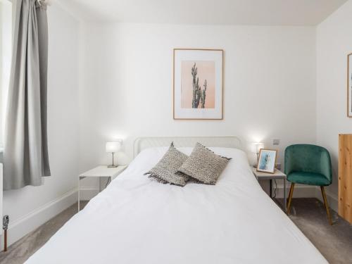 Ένα ή περισσότερα κρεβάτια σε δωμάτιο στο 5 Bed in Bude 85698